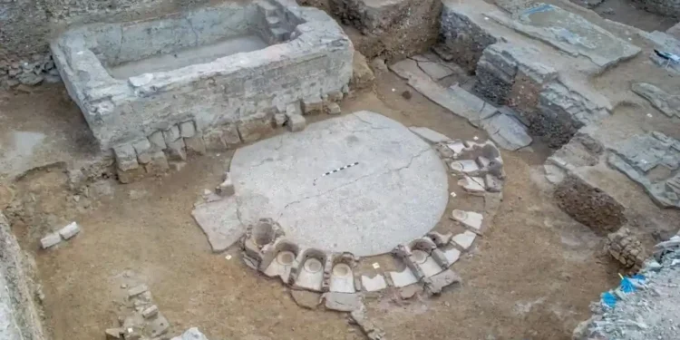 Σπουδαία ανακάλυψη: Αρχαιολόγοι βρήκαν κυκλικό δημόσιο λουτρό 2.000 ετών στην Αλεξάνδρεια