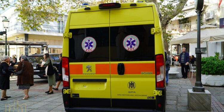 Περιπολικό παρέσυρε 12χρονη έξω από δημοτικό σχολείο στη Σαλαμίνα
