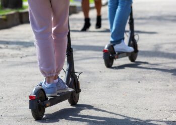 Αλλαγή της νομοθεσίας για τους ανήλικους με πατίνια προανήγγειλε ο Χρυσοχοΐδης: «Η θέση μου είναι ότι πρέπει να απαγορευτούν»