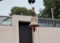Ιταλία: Γυμνή γυναίκα κρεμάστηκε ανάποδα από καμπάνα – Χρησιμοποίησε το σώμα της για να τη χτυπήσει
