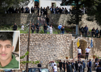 Πλήθος κόσμου και οργή στην κηδεία του 21χρονου Νικήτα στο Ηράκλειο: «Φύγετε, ήρθατε τώρα που τον σκότωσαν» φώναζαν σε αστυνομικούς
