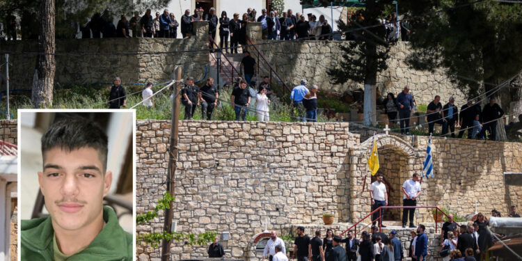 Πλήθος κόσμου και οργή στην κηδεία του 21χρονου Νικήτα στο Ηράκλειο: «Φύγετε, ήρθατε τώρα που τον σκότωσαν» φώναζαν σε αστυνομικούς