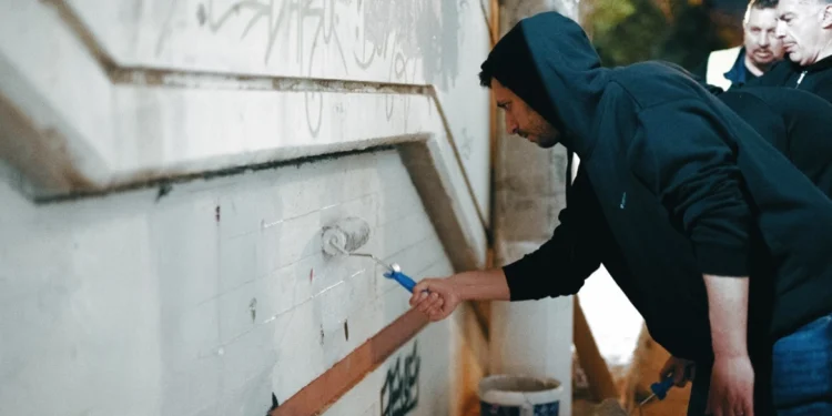 O Κυρανάκης πήρε τη βούρτσα για τα γκράφιτι στον σταθμό του ΗΣΑΠ στον Ταύρο: «Την αναρχία λίγο να σβήσουμε», δείτε βίντεο