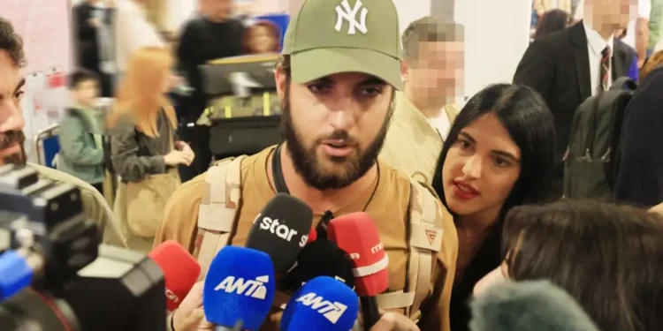 Survivor: Επέστρεψε στην Ελλάδα ο Μάνος Μαλλιαρός – Θερμή υποδοχή στο αεροδρόμιο από τον αδελφό και τη σύντροφό του