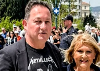 Στέλιος Πέτσας και Σοφία Βούλτεψη με φανέλα των Metallica – Οι επώνυμοι που έδωσαν το παρών