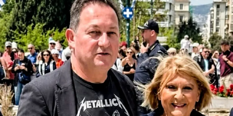 Στέλιος Πέτσας και Σοφία Βούλτεψη με φανέλα των Metallica – Οι επώνυμοι που έδωσαν το παρών