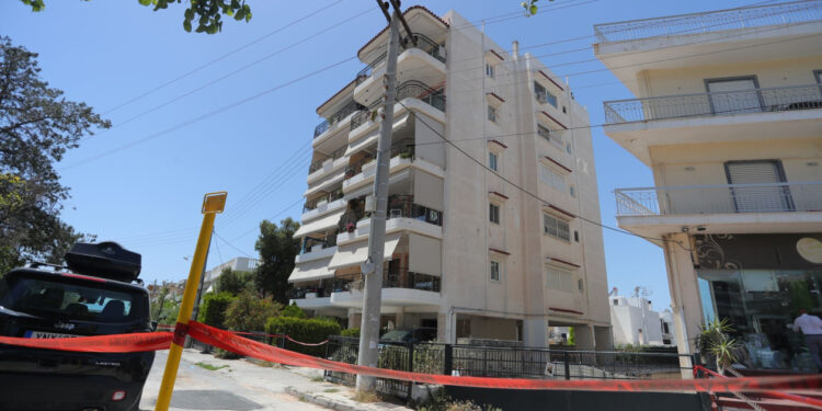 Ηλιόπουλη: Δύο 17χρονες έπεσαν μαζί από τον έκτο όροφο πολυκατοικίας, νεκρή η μία, μάχη για τη ζωή της δίνει η δεύτερη