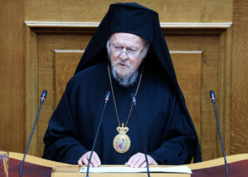 Τιμήθηκε με το χρυσό μετάλλιο της Βουλής ο Πατριάρχης Βαρθολομαίος, λίγο πριν την ιστορική του ομιλία στην Ολομέλεια