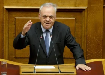 Ο Γιάννης Δραγασάκης ορκίστηκε στη Βουλή στη θέση της Αχτσιόγλου – Θα ανεξαρτητοποιηθεί άμεσα