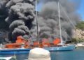 Συναγερμός στους Παξούς: Σκάφη τυλίχθηκαν στις φλόγες στο λιμάνι