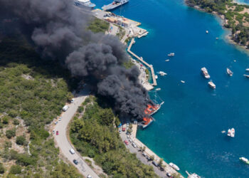 Παξοί: Συνελήφθη πλοίαρχος για τη φωτιά δύο τουριστικών σκαφών – Προκλήθηκε θαλάσσια ρύπανση