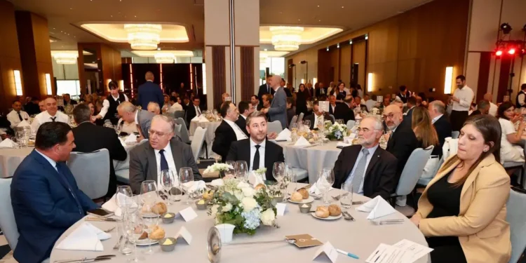 Ο Γεωργιάδης στο ίδιο τραπέζι με την Κωνσταντοπούλου και τον Ανδρουλάκη λίγες μέρες μετά τη μήνυση – Η πιο αμήχανη στιγμή σε εκδήλωση