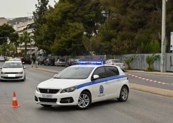 Θεσσαλονίκη: Οδηγός άνοιξε την πόρτα ΙΧ ενώ περίμενε στο φανάρι, χτύπησε οδηγό δικύκλου και έφυγε ανενόχλητη
