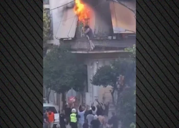 «Πήδα γιαγιά, θα σε πιάσω»: Η συγκλονιστική στιγμή που η ηλικιωμένη βουτάει στο κενό από το φλεγόμενο σπίτι της Καλλιθέας και σώζεται από πολίτες