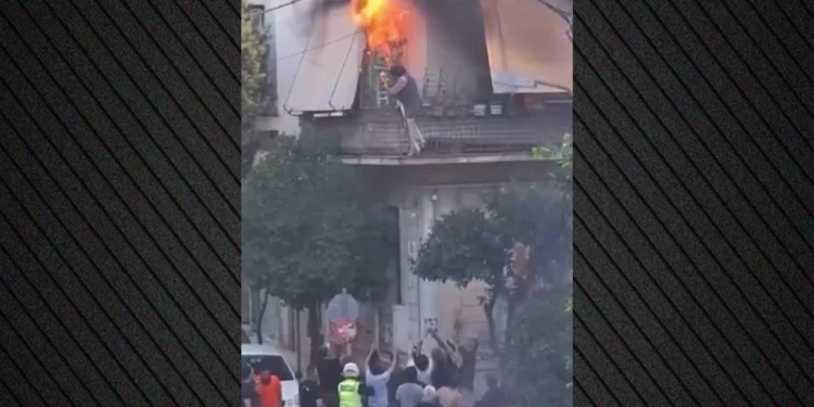 «Πήδα γιαγιά, θα σε πιάσω»: Η συγκλονιστική στιγμή που η ηλικιωμένη βουτάει στο κενό από το φλεγόμενο σπίτι της Καλλιθέας και σώζεται από πολίτες