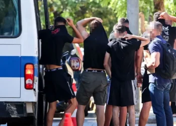 Καλλιθέα: «Ήταν σε άμυνα, τον κυνηγούσαν τρία άτομα» λέει ο πατέρας του ανήλικου που μαχαίρωσε τον 15χρονο – Στον εισαγγελέα οι 7 συλληφθέντες