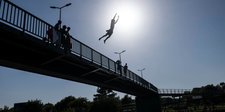 Η Ευρώπη «αγκαλιάζει» το Air Condition: Γιατί Γάλλοι, Βρετανοί ή Γερμανοί δεν έχουν στα σπίτια τους