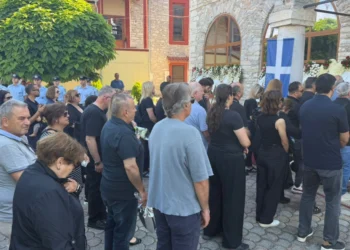 Σε κλίμα οδύνης η κηδεία της 45χρονης Αντιγόνης που δολοφονήθηκε από τον σύζυγό της στη Δράμα