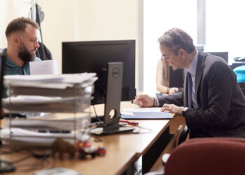 Στο ΑΤ Συντάγματος για έκδοση νέας ταυτότητας ο Μητσοτάκης (Βίντεο)