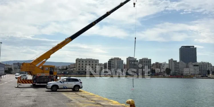 Τραγωδία στον Πειραιά: Νεκρός ο οδηγός ταξί που έπεσε στη θάλασσα – Δύτες απεγκλώβισαν τη σορό του