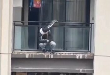 Σκληρά πλάνα: Τελευταίο τσιγάρο πριν τη βουτιά στο κενό (Βίντεο)