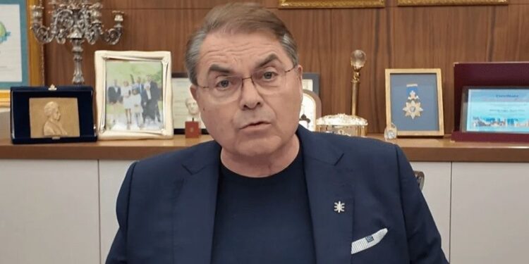 Άργος: Ανάρτηση υπέρ των αστυνομικών και από τον πρώην δήμαρχο: Αν μπουν σπίτι σας με πιστόλια να μην πάρετε τηλέφωνο την αστυνομία, να πάρετε έναν παππά