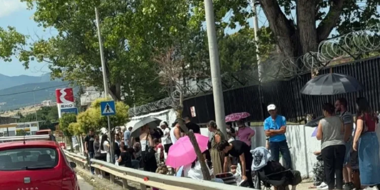 Απίστευτες εικόνες στην Κοζάνη: Ουρές από… αρνητές ταυτοτήτων – Για να βγάλουν διαβατήριο