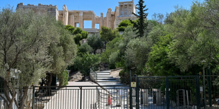 Ακρόπολη: Άνδρας με μαχαίρι τραυμάτισε ζευγάρι Ελληνοαμερικανών τουριστών