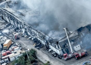 «Αδερφέ κάηκες πολύ, καλέστε ασθενοφόρο»: Βίντεο με τραυματία εργαζόμενο λίγα λεπτά μετά την έκρηξη στην επιχείρηση στον Ασπρόπυργο