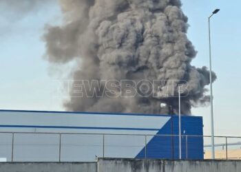 Έκρηξη και φωτιά σε εργοστάσιο στον Ασπρόπυργο – Πυκνός καπνός από τα υλικά που καίγονται