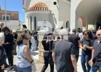 Ρέθυμνο: Σπαραγμός στην κηδεία του 25χρονου ήρωα πυροσβέστη που πέθανε στη φωτιά
