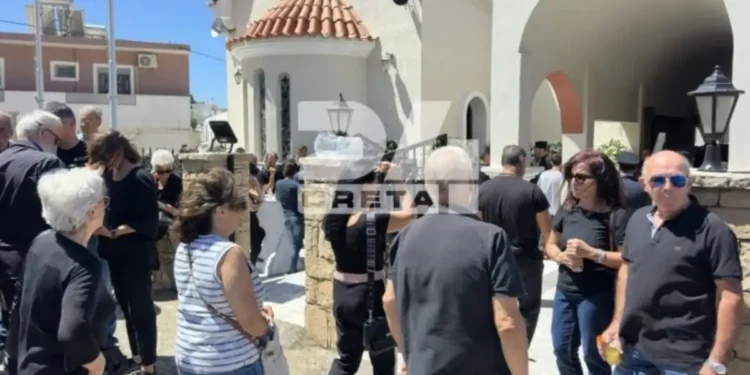Ρέθυμνο: Σπαραγμός στην κηδεία του 25χρονου ήρωα πυροσβέστη που πέθανε στη φωτιά