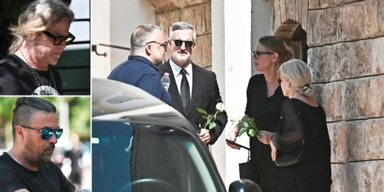 Συγγενείς και φίλοι αποχαιρετούν τον Λορέντζο Καριέρε, δείτε φωτογραφίες