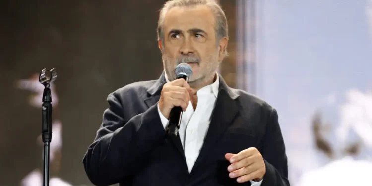 Ο Λάκης Λαζόπουλος καταγγέλλει: Οδηγούμαστε στη Μυκονοποίηση της Πάρου και στην απαξίωση της ομορφιάς