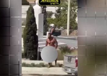 Συνέβη και αυτό στη Μύκονο: Γυμνός τουρίστας φωτογραφιζόταν στο άγαλμα του Καραμανλή