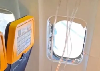 Πτήση τρόμου της Ryanair από Θεσσαλονίκη για Μόναχο: Έσπασε το παράθυρο και επιβάτης βγήκε στον αέρα