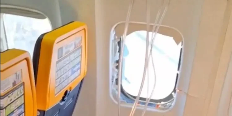 Πτήση τρόμου της Ryanair από Θεσσαλονίκη για Μόναχο: Έσπασε το παράθυρο και επιβάτης βγήκε στον αέρα