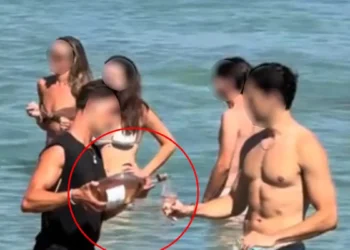 Πάρος: Αδιανόητο βίντεο με υπάλληλο beach bar να σερβίρει κρασί σε πελάτες μέσα στη θάλασσα