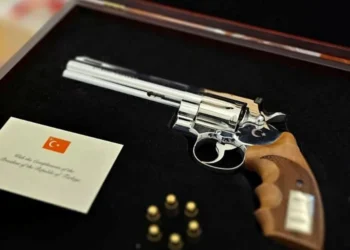 Τι θα κάνει ο Κυριάκος Μητσοτάκης το περίστροφο που του έκανε δώρο ο Ενρτογάν;