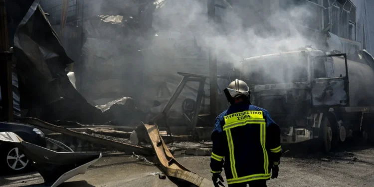 Από εργασίες ηλεκτροσυγκόλλησης έγινε η έκρηξη στο εργοστάσιο στην Κόρινθο, νεκρός ένας 25χρονος, μια γυναίκα τραυματίας