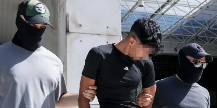 Δολοφονία Σταύρου Γεωργίου: Στη Ευελπίδων ο 28χρονος Αιγύπτιος – Με σκυμμένο το κεφάλι έφτασε στον ανακριτή