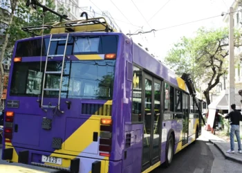 Λεωφορείο συγκρούστηκε με τρόλεϊ στην Πανεπιστημίου, 4 ελαφρά τραυματίες