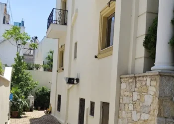 Χαλάνδρι: Εγκεφαλικά νεκρός ο 17χρονος που έπεσε από μπαλκόνι ξενοδοχείου – Είχε αγοράσει αλκοόλ με πλαστό δίπλωμα