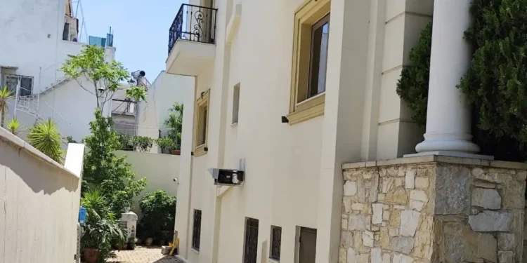 Χαλάνδρι: Εγκεφαλικά νεκρός ο 17χρονος που έπεσε από μπαλκόνι ξενοδοχείου – Είχε αγοράσει αλκοόλ με πλαστό δίπλωμα