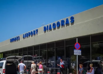 Ρόδος: Έκρυβαν στις αποσκευές τους 3.928 πακέτα με λαθραία τσιγάρα – Συνελήφθησαν στο αεροδρόμιο 2 γυναίκες