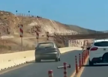 Ασυνείδητος οδηγός ξεριζώνει πασαλάκια και προσπερνάει παράνομα δύο αυτοκίνητα στον ΒΟΑΚ, δείτε βίντεο