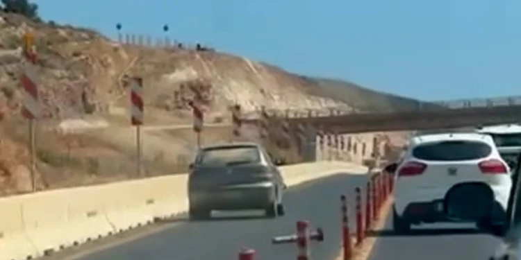Ασυνείδητος οδηγός ξεριζώνει πασαλάκια και προσπερνάει παράνομα δύο αυτοκίνητα στον ΒΟΑΚ, δείτε βίντεο