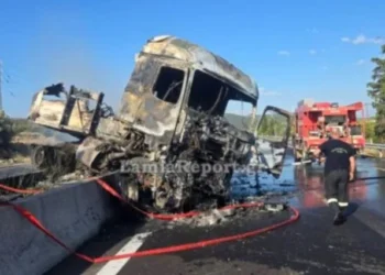 Ένας νεκρός μετά από ανατροπή φορτηγών στην Αθηνών – Λαμίας: Διακοπή κυκλοφορίας και στα δύο ρεύματα
