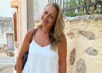 BBC: Βρετανίδα δασκάλα τσιμπήθηκε από τσιμπούρι στην Σύρο: «Ήμουν σε κώμα για 42 μέρες»