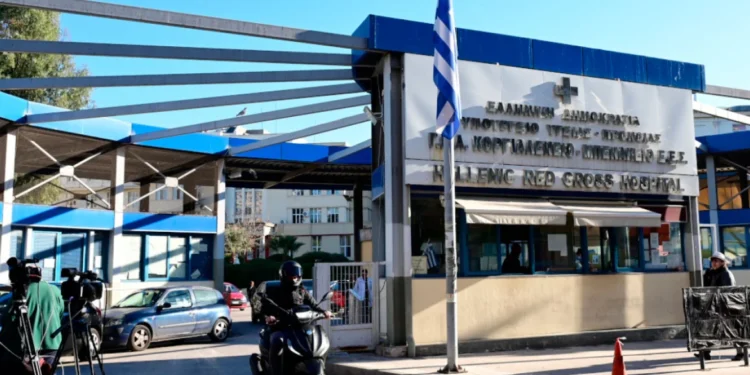 Ασθενής ξυλοκόπησε νοσηλεύτρια στα Επείγοντα του Ερυθρού Σταυρού, την άρπαξε από τα μαλλιά και τη χτύπησε σε πόρτες – Τι καταγγέλλει η ΠΟΕΔΗΝ